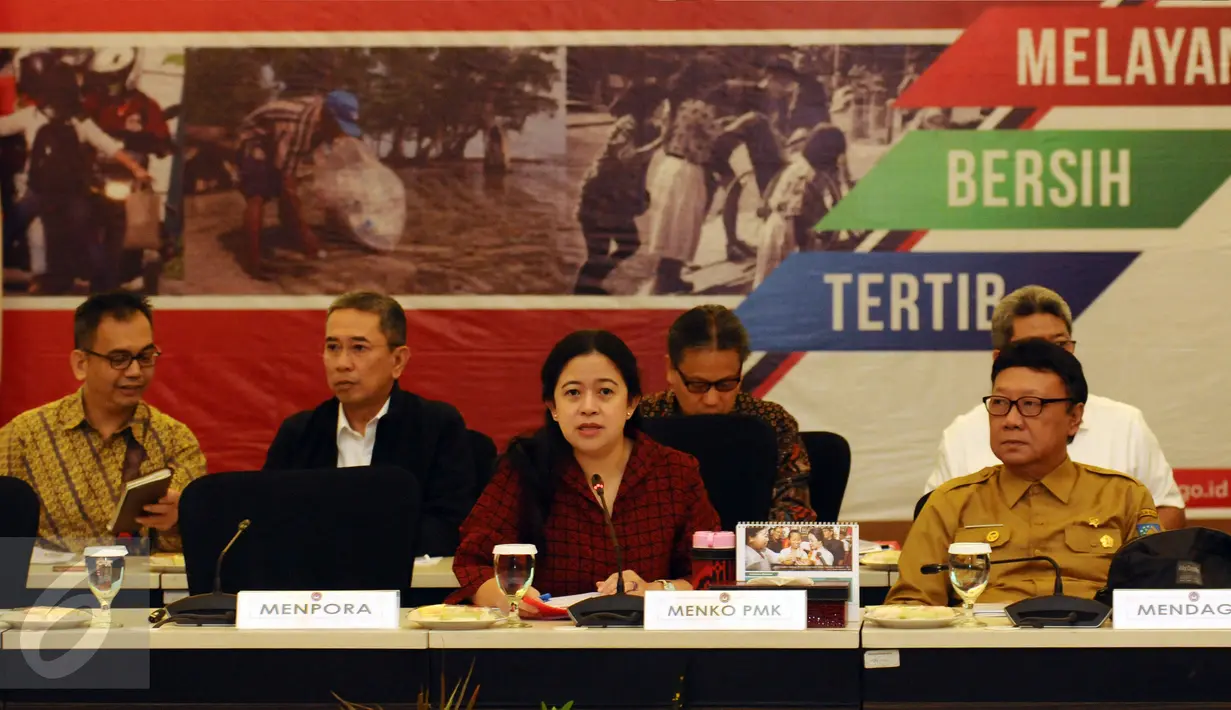 Menko PMK, Puan Maharani (tengah) saat memimpin rakor tingkat menteri di kantor Kemenko PMK, Jakarta, Senin (20/2). Rapat membahas persiapan pelaksanaan Asian Games 2018 di Jakarta dan Palembang. (Liputan6.com/Helmi Fithriansyah)
