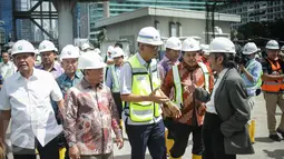 Sejumlah Anggota Komisi V DPR berbincang saat melakukan kunjungan kerja di Stasiun MRT Bundaran HI, Jakarta, Kamis (6/4). Menurut  Direktur Utama PT MRT Jakarta William P Sabandar pembangunan telah mencapai 80 persen. (Liputan6.com/Faizal Fanani)