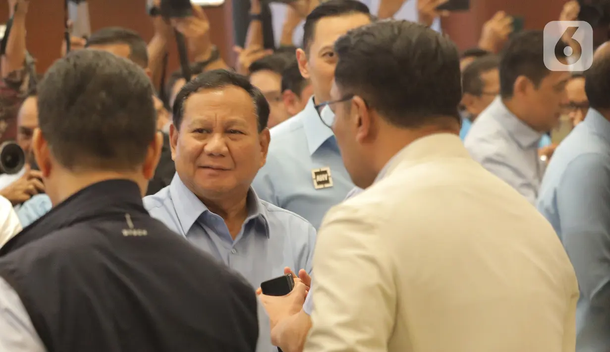 Lantunan yel-yel beserta nyanyian menyambut kedatangan saat Prabowo-Gibran. (merdeka.com/Arie Basuki)