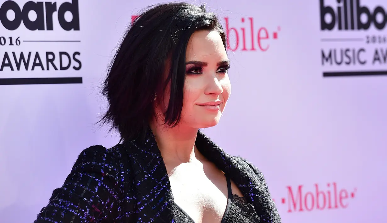 Senyum manis Demi Lovato saat berpose menghadiri acara Billboard Music Awards 2016 di Las Vegas, Nevada, (22/5). Demi Lovato tampil cantik dengan busana seksi yang menerawang . (David Becker / Getty Images / AFP)