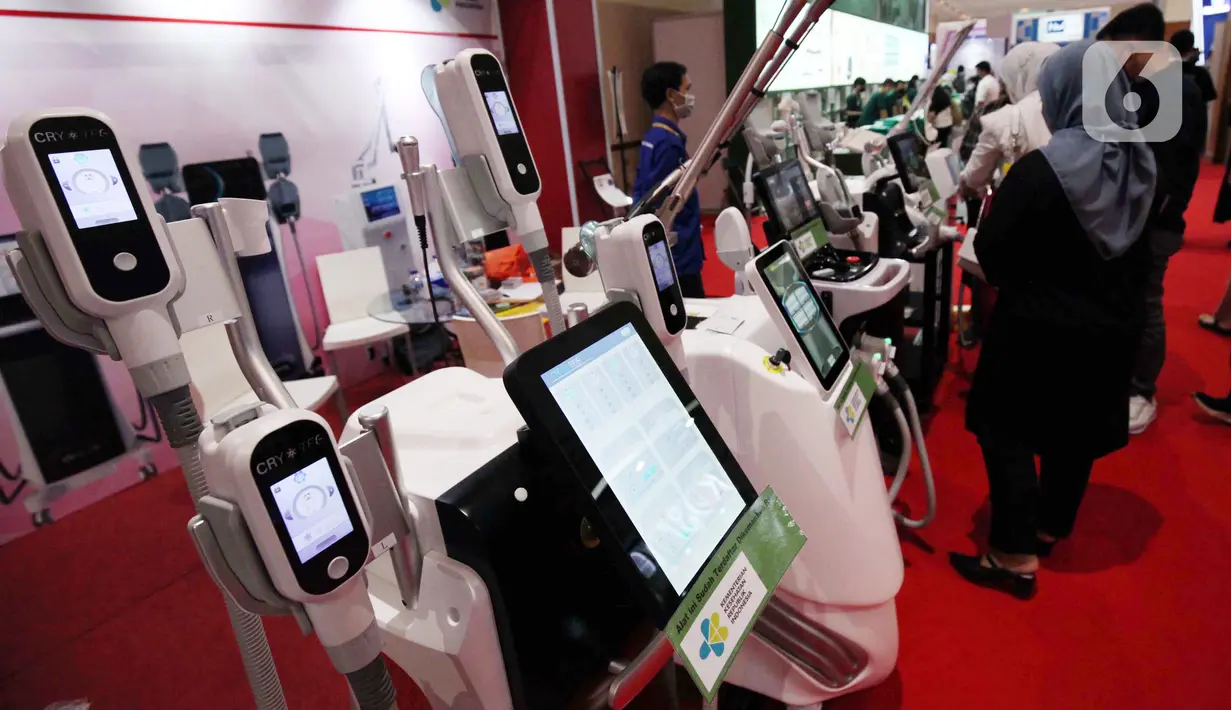 Pengunjung melihat-lihat produk kecantikan saat pameran Cosmobeaute Indonesia 2022 di Jakarta Convention Center (JCC), Senayan, Jakarta, Kamis (3/11/2022). Cosmobeaute Indonesia 2022 menghadirkan lebih dari 600 brand dan 200 perusahaan dari Indonesia, Tiongkok, India, Korea, Malaysia dan Singapura. (Liputan6.com/Johan Tallo)