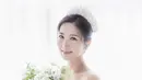 Potret lain memperlihatkan dirinya bak princess, mengenakan strapless gown warna putih dan tiara yang cantik. [@yukyung_922]