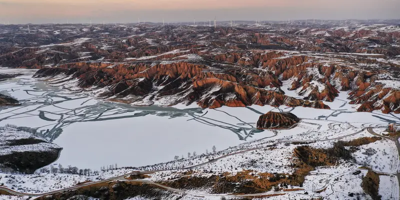 Pemandangan Mahuangliang Loess Geopark Usai Turun Salju