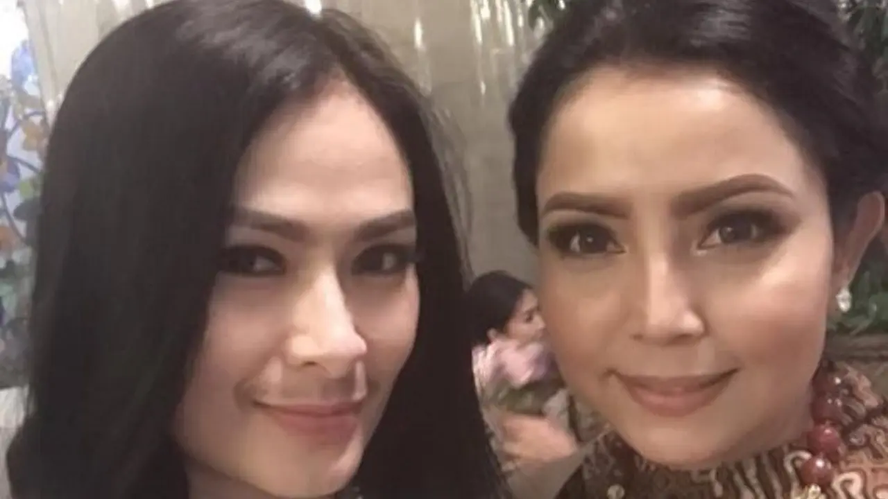 [Bintang] Iis Dahlia dan Mayangsari