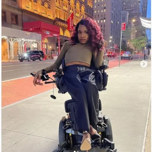 Model Difabel-Transgender Berkulit Hitam Catat Sejarah di New York Fashion Week 2021