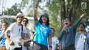 Duet Menteri Susi Pudjiastuti dengan Personel Slank, Kaka dan Ridho dalam pawai Bebas Sampah Plastik di Taman Aspirasi Monas, Jakarta, Minggu (21/7/2019). Pawai mengajak masyarakat untuk menolak penggunaan plastik sekali pakai karena sudah mengancam lingkungan. (Liputan6.com/Immanuel Antonius)