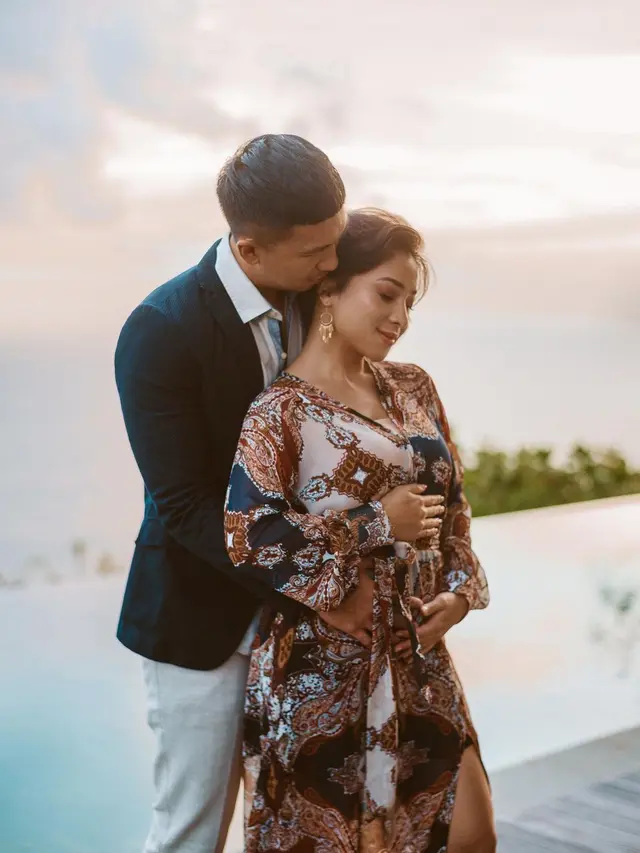 Suami Siaga, Ini 9 Potret Indra Priawan yang Selalu Dampingi Nikita Willy