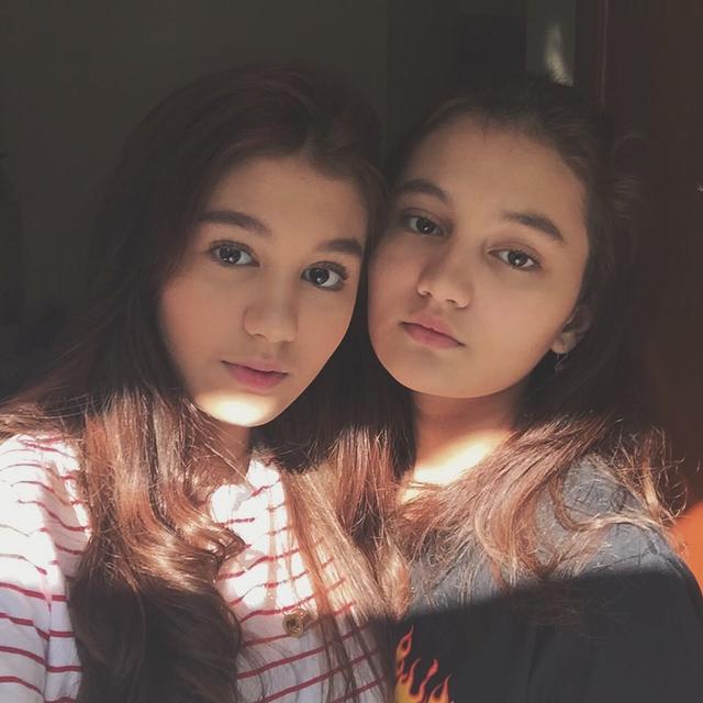 6 Potret Cantik Zoe Abbas Jackson dengan Sang Adik, Sister Goals Banget
