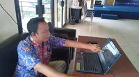 Sekretaris Asosiasi Tradisi Lisan (ATL) Jambi, Nukman, saat menjelaskan ungkapan-ungkapan seloko Jambi di Kantor Bahasa Jambi, Rabu (19/2/2020). (Liputan6.com / Gresi Plasmanto)