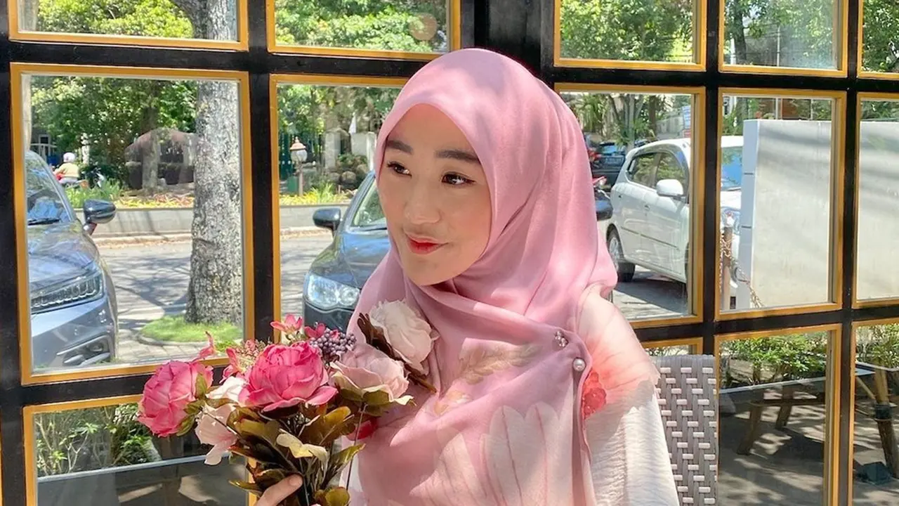 FOTO: Gaya Larissa Chou Tampil dengan Outfit Merah Muda, Memesona