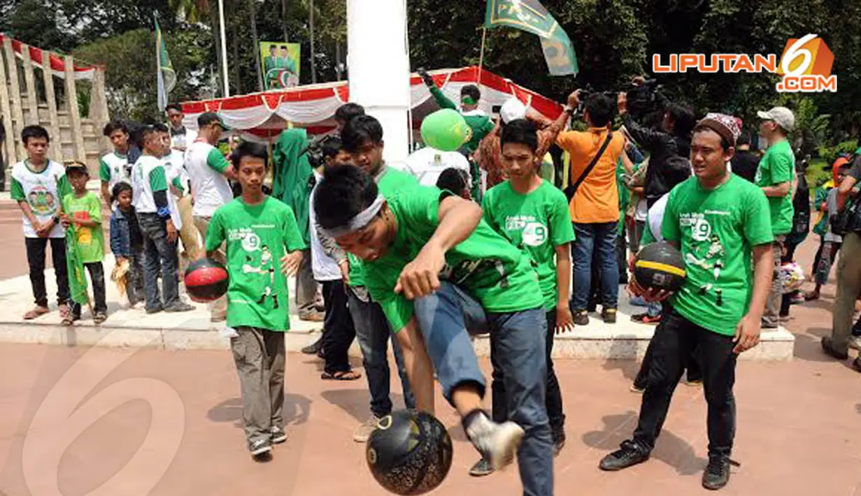 Aksi jugling pemilih muda PPP memeriahkan kegiatan kampanye umum terbuka PPP di Tugu Proklamasi Jakarta (Liputan6.com/Helmi Fithriansyah)