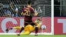 Kiper Kanada, Maxime Crepeau menggagalkan tendangan pemain Venezuela, Wilker Angel pada babak adu penalti saat laga perempat final Copa America 2024 di AT&T Stadium, Arlington, Texas, Sabtu (06/07/2024) WIB. (AFP/Juan Mabromata)