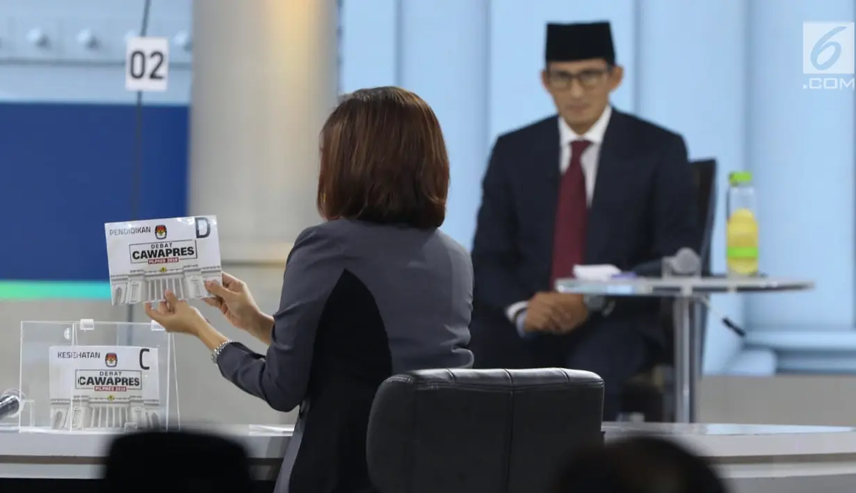 Putri Ayuningtyas selaku moderator membacakan materi debat cawapres 2019 di Hotel Sultan, Jakarta, Minggu (17/3). Debat itu mengangkat tema pendidikan, kesehatan, ketenagakerjaan, sosial dan budaya. (Liputan6.com/Johan Tallo)