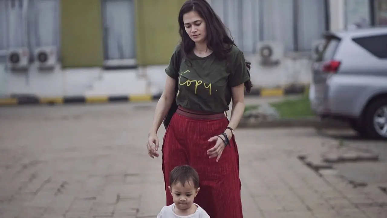[Bintang] 8 Potret Sabai Morscheck Saat Mengasuh Bjorka