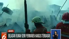 Dua belas mobil pemadam kebakaran dengan puluhan petugas akhirnya bisa memadamkan api dalam tempo satu jam.