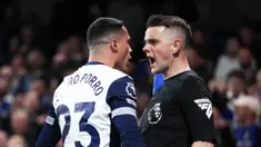 Pemain Tottenham Hotspur, Pedro Porro, bersitegang dengan wasit Craig Pawson saat melawan Chelsea dalam laga pekan 30 Premier League di Stadion Stamford Bridge, Jumat (4/4/2025) dini hari WIB. (AP Photo/Ian Walton)