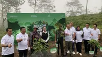 Aksi penanaman 1.000 bibit pohon yang dilakukan Telkom Indonesia di Desa Girikerto, Sleman, DIY. (Liputan6.com/Agustinus M. Damar)