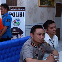 Artis Eza Gionino tidak bisa mengelak kala polisi menangkapnya di kediamannya di kawasan Perumahan Cibubur Country, Cikeas, Kota Bogor, Jawa Barat. Pasalnya, polisi menangkap EG bersama barang bukti yang kuat. (Deki Prayoga/Bintang.com)