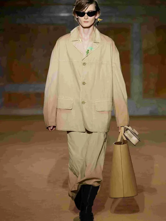  Rumah mode ini juga terus berkarya dengan bahan regeneratif dan daur ulang, serta botanical dyes pada slip dress yang berasal dari marigolds, black walnut, logwood, indigo dan lainnya. Koleksi ini juga menampilkan sheer dan raw-cut slip dresses dan gaun rajut vintage, yang dijahit dan diperbaiki ulang dengan tangan. Juga memperkenalkan l t-shirts and sweatsuits printed dengan gambar Donohue's, restoran steak klasik di Upper East Side, yang menata ulang ikonografinya sebagai lambang yang sporty. [Coach]