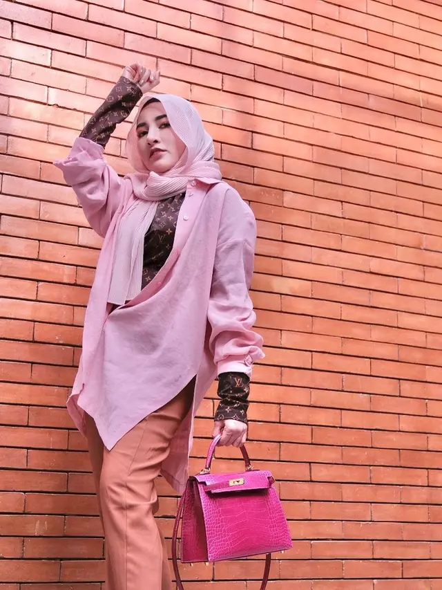 7 Gaya Terbaru Shandy Purnamasari, Crazy Rich Malang yang Kini Berhijab
