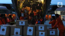 Petugas memasukkan logistik bantuan untuk korban gempa bumi Turki ke dalam pesawat Hercules C-130 TNI AU di Lanud Halim Perdanakusuma, Jakarta, Sabtu (11/2/2023). TNI Angkatan Udara menyiapkan dua pesawat yaitu jenis Boeng 737 dan pesawat Hercules C-130 yang akan mengangkut logistik dan petugas untuk membantu proses operasi SAR korban gempa di Turki. (merdeka.com/Imam Buhori)