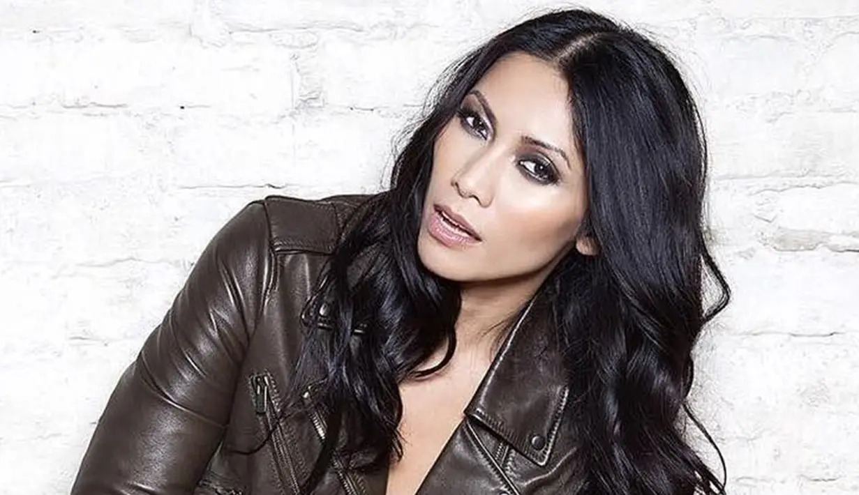 Anggun C Sasmi, penyanyi yang kini menetap di Pari memang memiliki sejuta pesona. Tak hanya punya suara merdu, parasnya yang cantik dengan makeup tebal pun banyak dikagumi. (Liputan6.com/IG/@anggun_cipta)