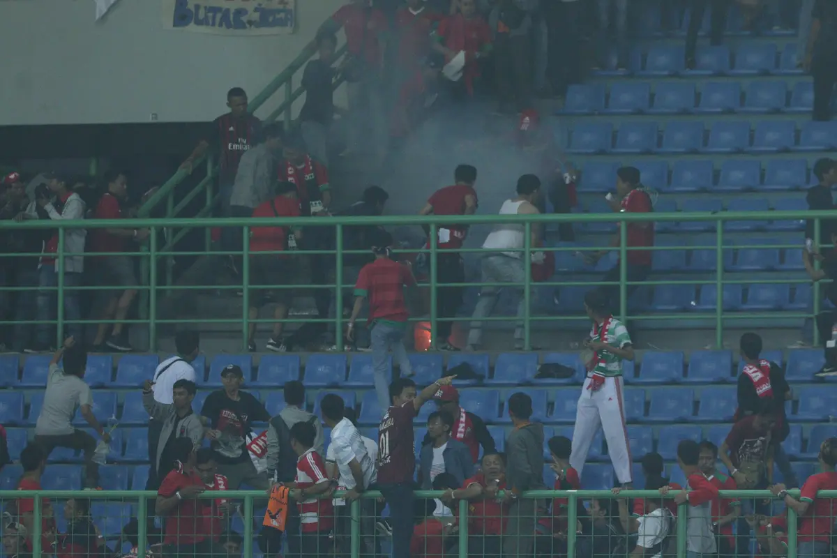 Insiden petasan di laga Timnas Indonesia vs Fiji. (Liputan6.com/Helmi Fithriansyah)