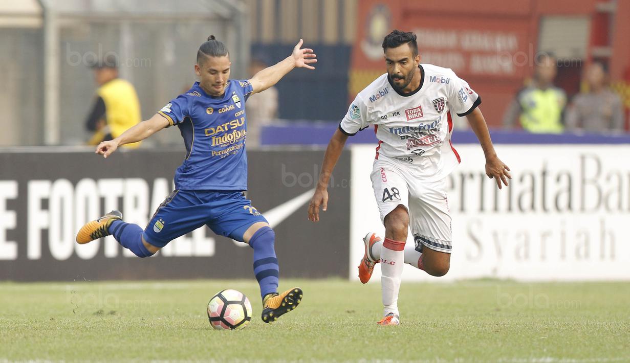 Gelandang Persib, Kim Kurniawan, melepaskan tendangan saat melawan Bali United, pada laga Liga 1 Indonesia di Stadion Si Jalak Harupat, Bandung, Kamis (21/9/2017). Persib bermain imbang 0-0 dengan Bali United. (Bola.com/M Iqbal Ichsan)