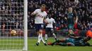 Harry Kane memegang rekor top skor Liga Inggris dalam satu musim kompetisi dengan 39 gol mematahkan rekor Alan Shearer dengan 36 gol. Rekornya dibuat saat ia mencetak hattrick kala Tottenham Hotspur menang 5-2 atas Southampton di pekan ke-20 musim 2017/2018, 26 Desember 2017. (AFP/Adrian Dennis)
