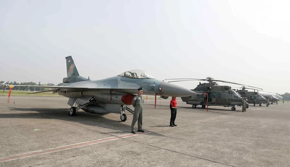 Selain itu, 20 alutsista yang terdiri dari empat pesawat F-16, delapan pesawat angkut, dan delapan helikopter juga dipastikan siap mengamankan agenda pelantikan presiden dan wakil presiden terpilih. (Liputan6.com/Herman Zakharia)