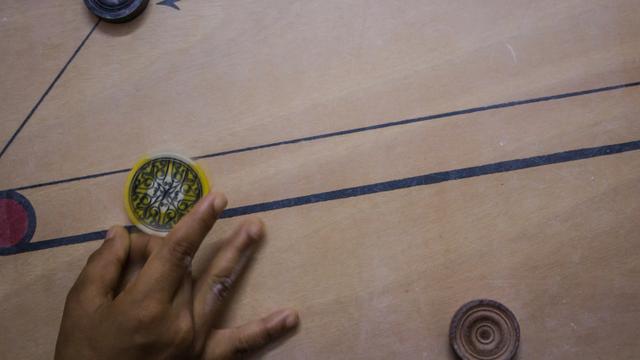 Ilustrasi bermain karambol