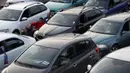 Suporter menyaksikan pertandingan Viktoria Plzen dan Sparta Praha di sebuah bioskop drive-in di Pilsen, Republik Ceko, Rabu (27/5/2020). Di tengah pandemi COVID-19, suporter Ceko dapat menyaksikan pertandingan bola lewat layar di bioskop drive-in. (AP Photo/Petr David Josek)