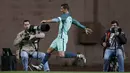 Pemain  Portugal, Cristiano Ronaldo merayakan golnya ke gawang Belgia pada laga persahabatan di Stadion Magalhaes Pessoa, Leiria, Portugal, Rabu (30/3/2016) dini hari WIB. (REUTERS/Rafael Marchante)