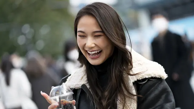 wanita juli tampak ceria