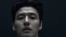 Kang Ha-neul sebagai Dae-ho Pemain 388 menjadi pemain baru di season kali ini. Ia tampil gagah dengan kemeja hitam dipadukan inner t shirt warna senada. [@netflixkr]