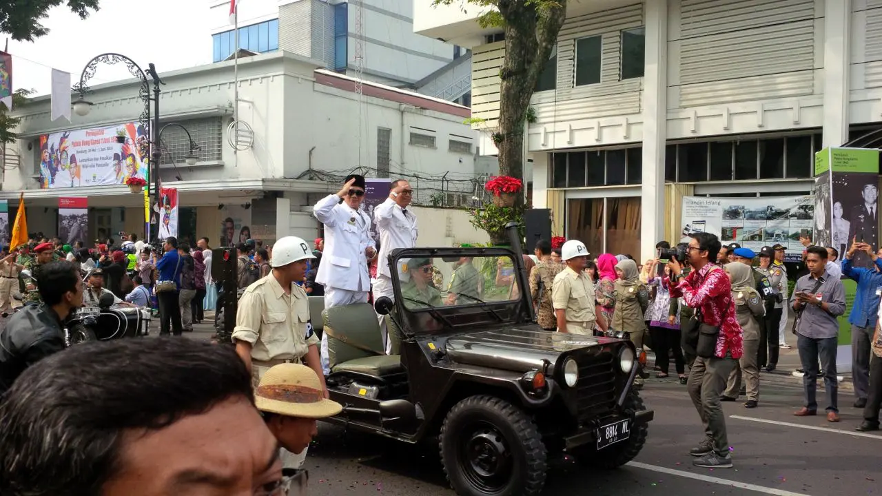 Pawai peringatan Pidato Bung Karno di Jalan Asia-Afrika, Bandung, Jawa Barat
