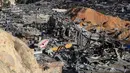Salah satu serangan udara Israel menghantam kompleks pabrik semen di Desa Ansar, dekat Doueir, Lebanon selatan. (AP Photo/Mohammad Zaatari)