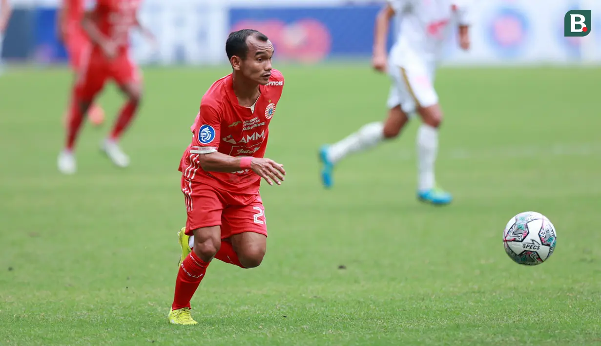 <p>Pemain Persija Jakarta, Riko Simanjuntak menguasai bola saat menghadapi PSM Makassar dalam laga lanjutan BRI Liga 1 2022/2023 di Stadion Patriot Candrabhaga, Bekasi, Rabu (25/1/2023) sore WIB. (Bola.com/M Iqbal Ichsan)</p>