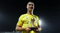 Penyerang Portugal Nassr Cristiano Ronaldo berpose dengan trofi pencetak gol terbanyaknya setelah pertandingan sepak bola semifinal Piala Champions Klub Arab 2023 antara Al-Nassr Arab Saudi dan Al-Shorta Irak di Stadion Pangeran Sultan bin Abdul Aziz di Abha pada 9 Agustus 2023.Abdullah Mahdi/AFP