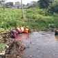 Petugas DPKP Kota Depok bersama tim pencarian gabungan menemukan korban hilang terbawa arus banjir di Kecamatan Pancoran Mas, Kota Depok. (Istimewa)