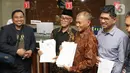 Pimpinan KPK periode 2015–2019, Agus Rahardjo (kedua kanan) dan Laode M Syarif bersama Koalisi Masyarakat Sipil Antikorupsi usai mendaftarkan pengajuan judicial review UU Nomor 19 Tahun 2019 tentang KPK di Gedung Mahkamah Konstitusi, Jakarta, Rabu (20/11/2019). (Liputan6.com/Helmi Fithriansyah)