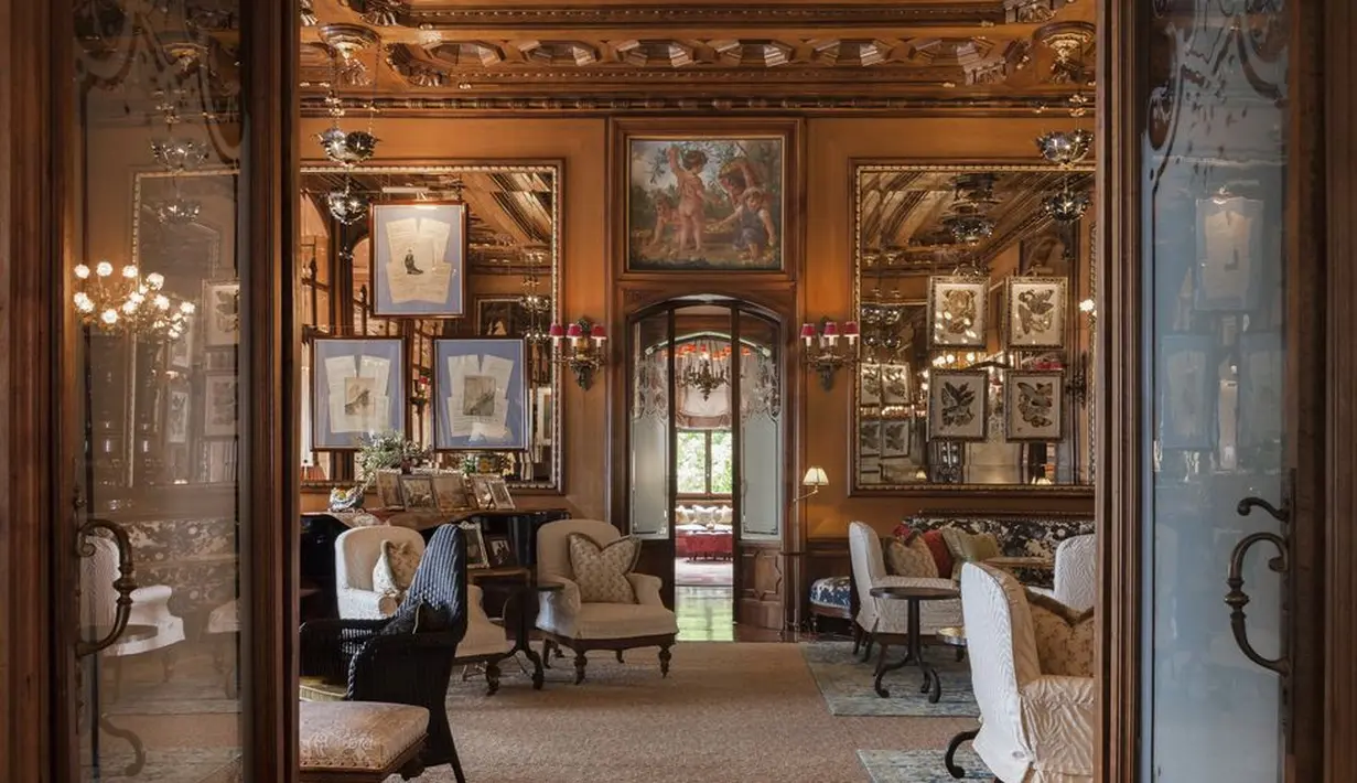 Grand Hotel a Villa Feltrinelli adalah tujuan tepat jika kamu mencari destinasi yang lebih tenang di dekat Lake Como, yaitu tepatnya di Lake Garda. Dibangun untuk keluarga Feltrinelli pada tahun 1892, tempat ini hanya memiliki 20 suite dan 2 cottage dengan kapasitas tamu 40 orang. Foto: Document.