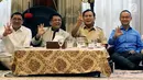 Ketua Umum Partai Gerindra Prabowo Subianto (dua kanan) bersama Presiden PKS Sohibul Iman (kedua kiri), Sekjen PAN Eddy Soeparno (kanan) dan Sekjen Partai Gerindra Fadli Zon saat melakukan pertemuan di Jakarta, Kamis (1/3). (Liputan6.com/Johan Tallo)