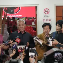 Ketua Bidang Kehormatan DPP PDIP Komarudin Watubun tegaskan bahwa Presiden Jokowi bukan lagi kader PDIP. (Merdeka).