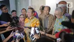 Ketua Umum Gerakan Suluh Kebangsaan Mahfud MD didampingi Wakil Presiden ke 6 Try Sutrisno bersiap memberikan keterangan usai pertemuan tertutup di Jakarta, Kamis (3/10/2019). Pertemuan tersebut selain silaturahmi juga mendiskusikan berbagai isu kebangsaan saat ini. (Liputan6.com/Faizal Fanani)