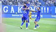 Selebrasi para pemain Persib Bandung setelah Ulliam Baros membobol gawang Semen Padang pada laga perdana BRI Super League 2025/2026 di Stadion Gelora Bandung Lautan Api, Bandung, Sabtu (9/8/2025) sore WIB. (Bola.com/Dok. Vidio Sports)