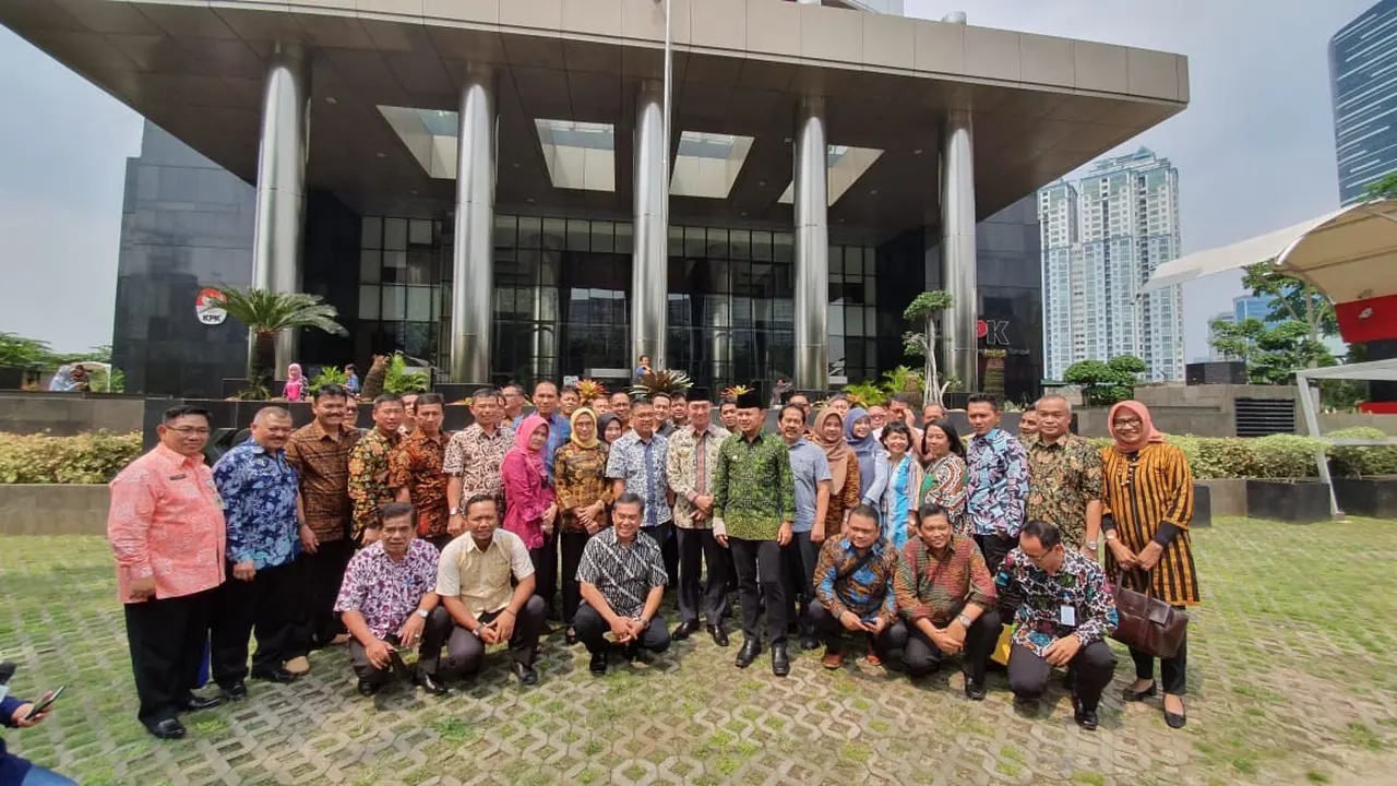 Wali Kota Bogor Bima Arya dan wakilnya Dedie A. Rachim memboyong kepala dinas dan camat Kota Bogor ke Gedung Komisi Pemberantasan Korupsi (KPK). (Liputan6.com/Fachrur Rozie)