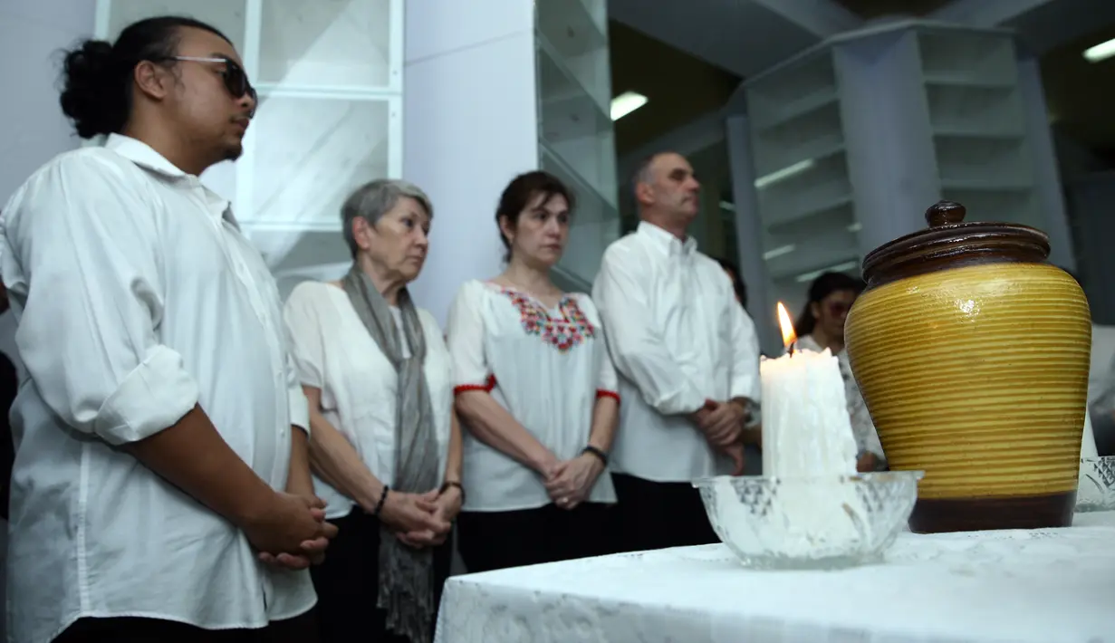 "Kurang lebih selama 2 jam di oven kremasi. Temperaturnya di atas 900 sampai mendekati 1000 derajat," kata Alfred di RS Sentra Medika, Cibinong, Bogor, Jawa Barat, Kamis (30/11/2017). (Nurwahyunan/Bintang.com)
