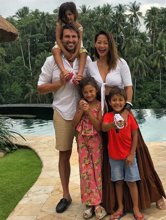Bersama sang suami, Tjokorda Bagus Dwi Santana Kertayasa, yang merupakan fotografer asal Ubud, Bali, Happy Salma memilih Bali. Di sana, Happy dan sang suami hidup harmonis bersama dua putrinya, Tjokorda Sri Kinandari Kerthyasa dan Tjokorda Ngurah Rayidaru Kerthyasa. (Liputan6.com/IG/happysalma)
