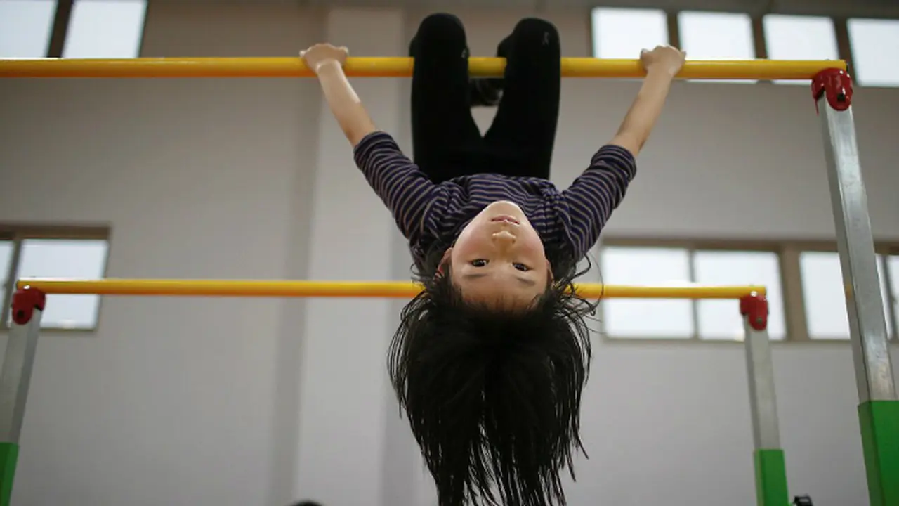 Seorang murid berlatih gimnastik di Shanghai Yangpu Youth Amateur Athletic School